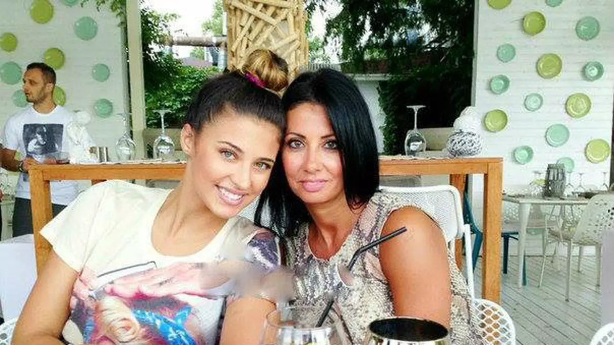 EXCLUSIV | Antonia își promovează susținut mama. Denise Iacobescu, bunicuța blogger-influencer!