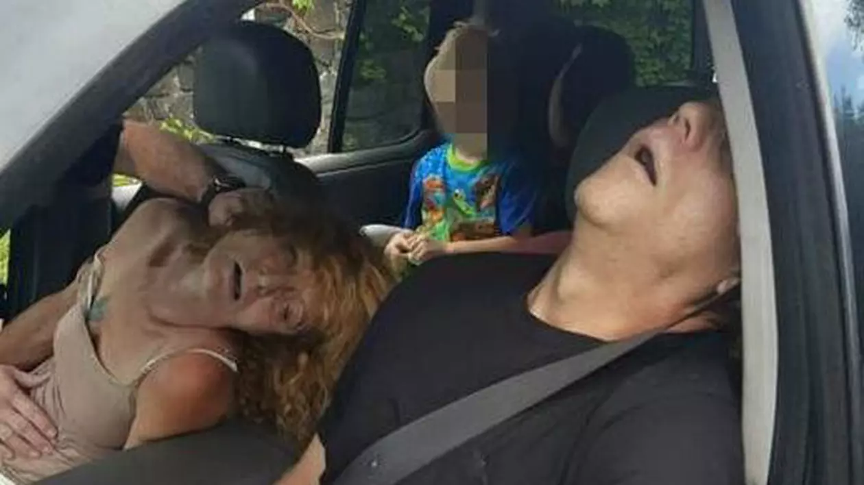Un cuplu a fost găsit drogat, în mașină, cu un copil de doar patru ani pe bancheta din spate | Imagini șocante