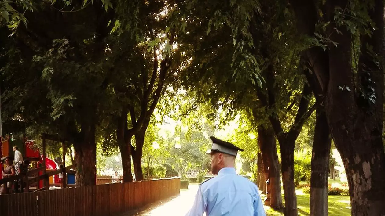 Un copil rătăcit a reușit să-și regăsească părinții cu ajutorul unui poliţist local! Povestea a devenit virală