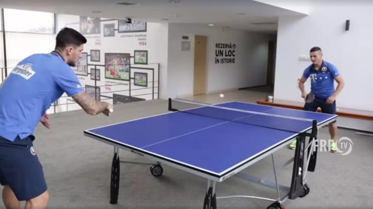 România - Muntenegru. Tricolorii se relaxează în cantonament jucând câte o partidă de ping-pong VIDEO
