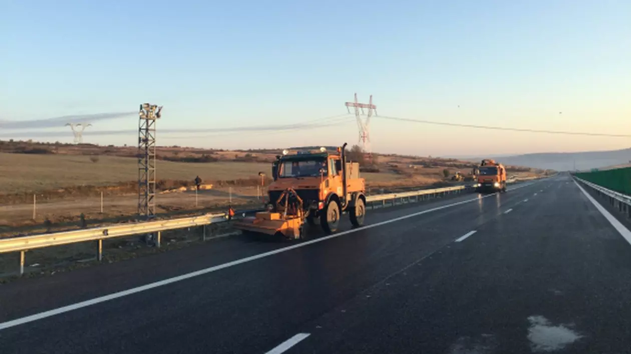 Infrastructura în România este atât de slabă încât eMag livrează mai ușor în Bulgaria decât în anumite zone ale României. Mașini de constructie pe o autostradă