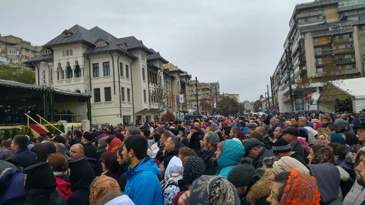 30.000 de oameni s-au închinat la racla cu moaştele Sfintei Parascheva în primele două zile