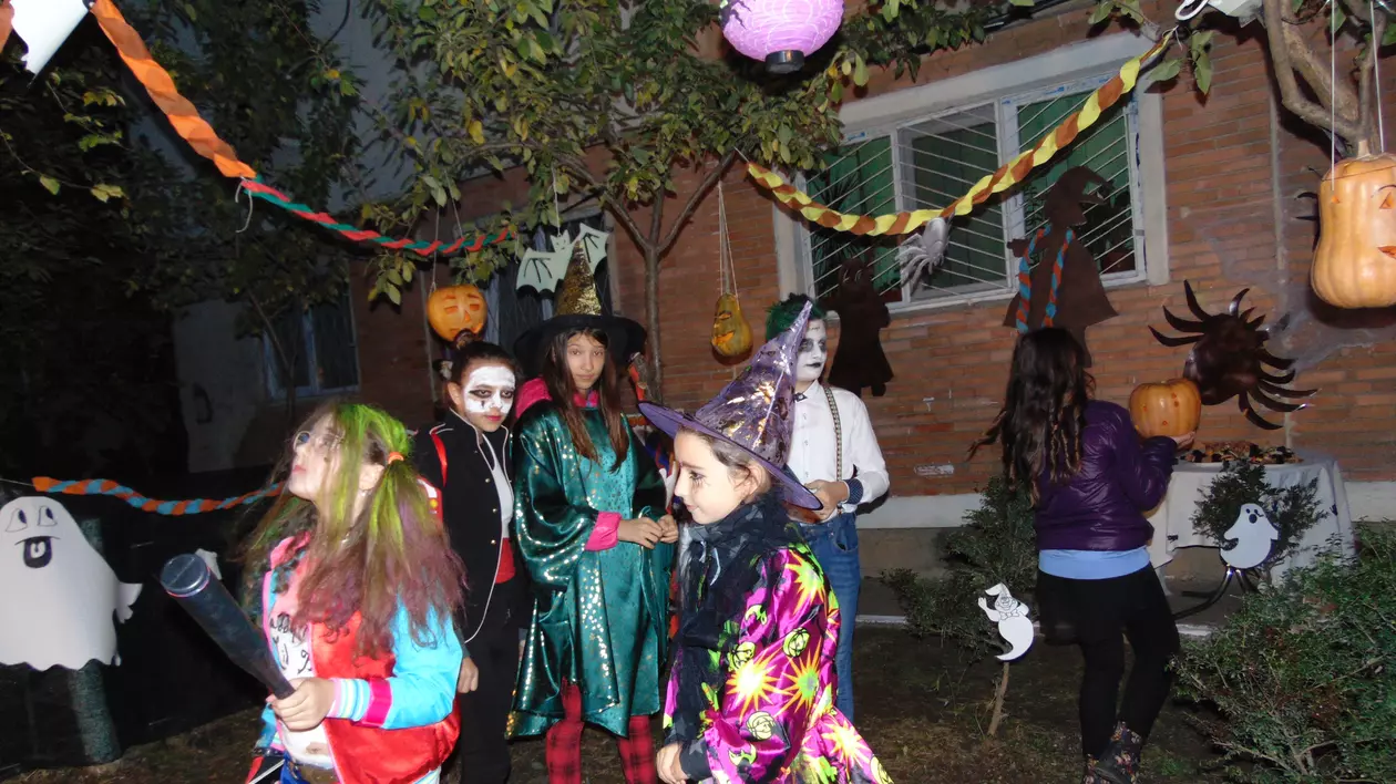 Petrecere de Haloween în fața blocului