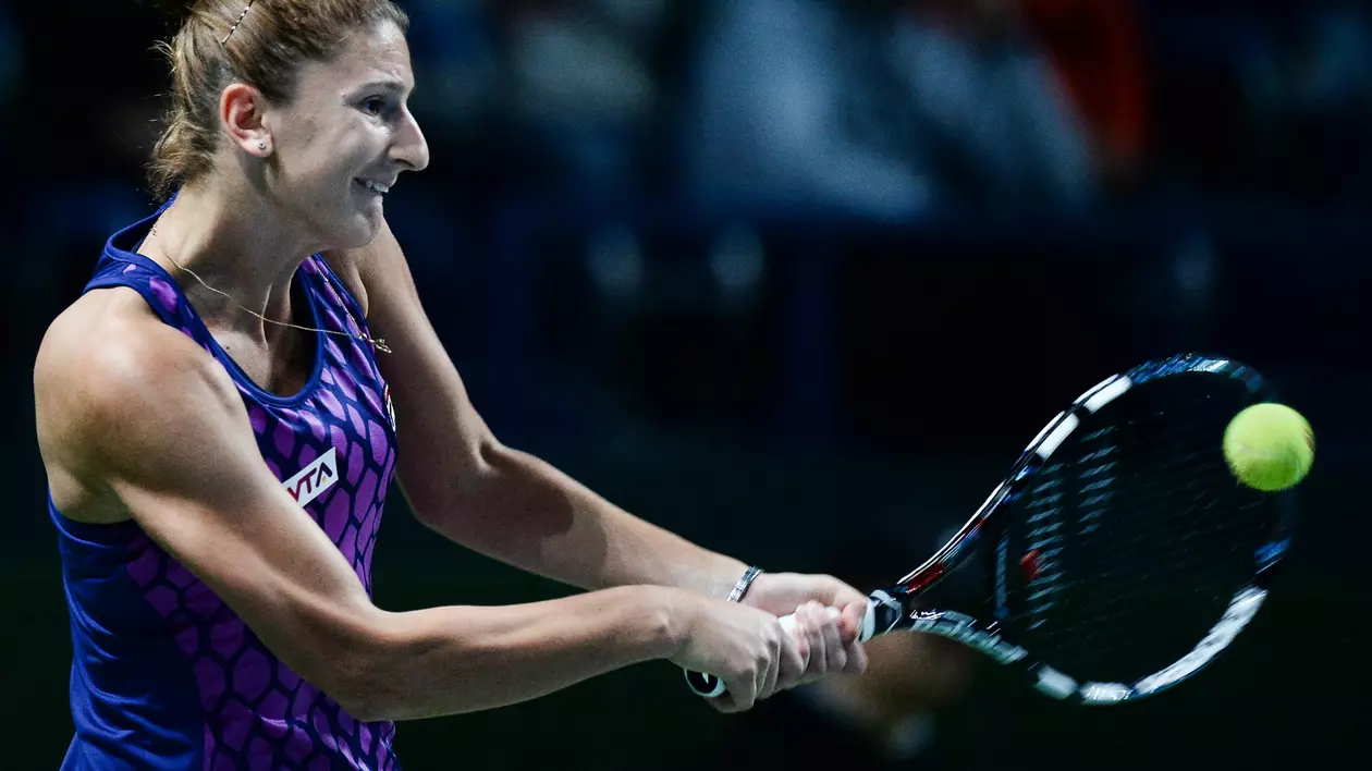 Irina Begu returnează mingea în terenul adversarei. (FOTO: HEPTA)