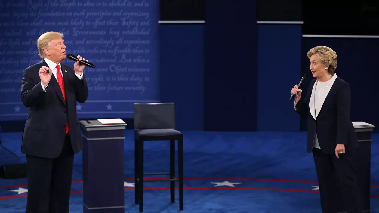 A doua dezbatere Clinton vs. Trump | Cei doi candidați s-au atacat extrem de dur. Republicanul și-a amenințat cu închisoarea rivala | VIDEO