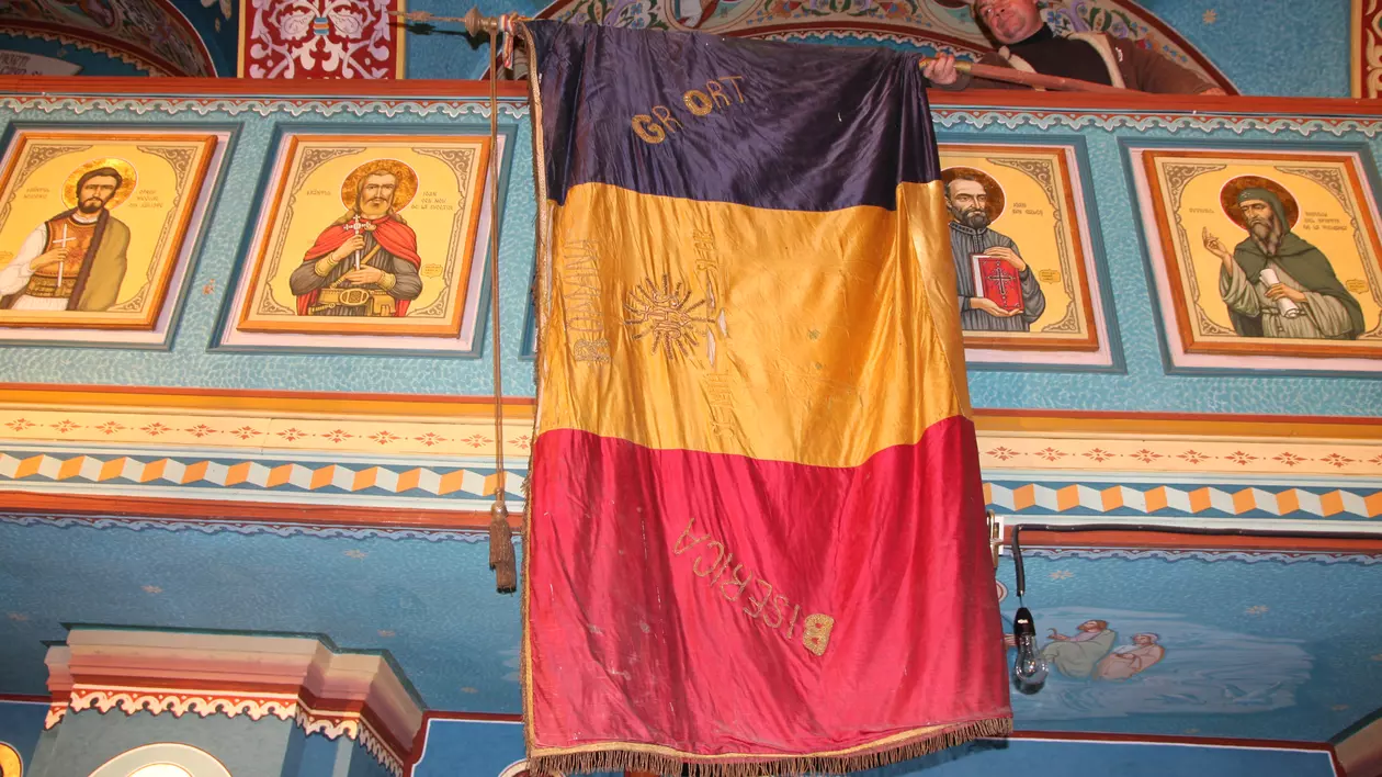 Drapel pentru Marea Unire din 1918, salvat de la distrugere. Tricolorul cusut cu fir de aur a fost ascuns sub dușumeaua altarului unei vechi biserici