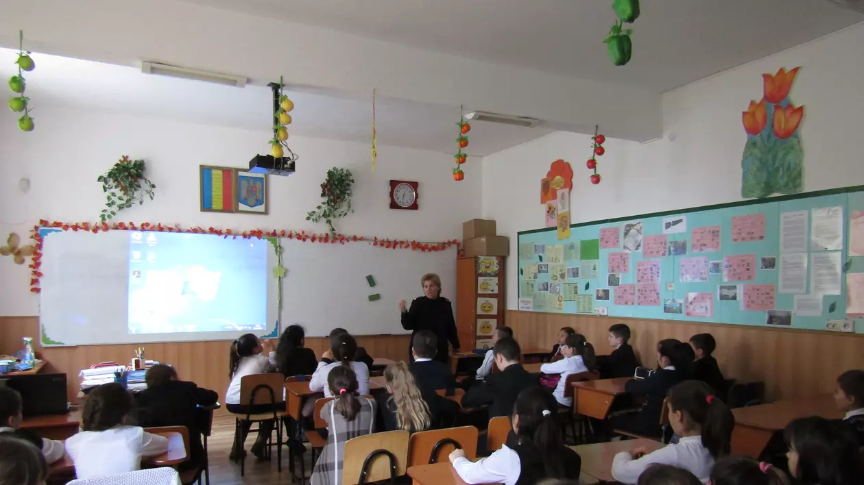 Ce trebuie să faci în caz cutremur? 130 de copii din comuna Slobozia Conachi din județul Galați, grav afectată de inundații și de cutremure în ultimii ani, au învățat de la pompieri cum trebuie să reacționeze în situații de urgență