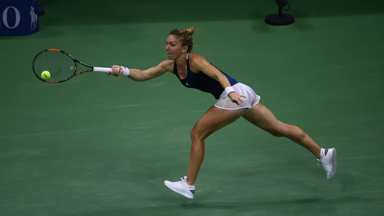 Simona Halep lovește mingea în timpul unui meci de la US Open. (FOTO: HEPTA)