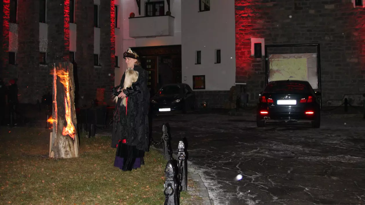 Aripi de liliac, bărbății de vampir distruse și costițe de drac – meniul horror din noaptea de Halloween la castelul lui Dracula
