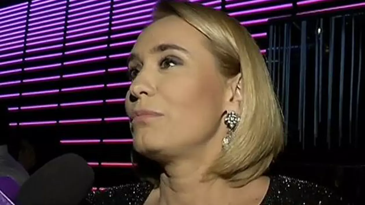 Andreeea esca, zâmbitoare în timpul unui interviu