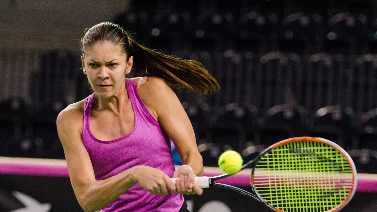 Andreea Mitu se antreneaza in Sala Polivalenta din Cluj-Napoca, joi 4 februarie 2016, inaintea intalnirii, din primul tur al Grupei Mondiale a Fed Cup, dintre Romania si Cehia. (FOTO: HEPTA)