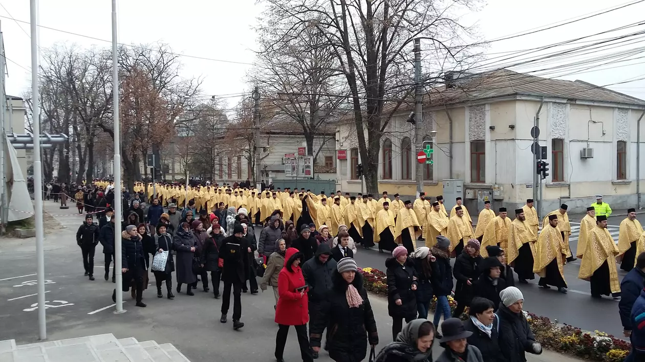 Aglomerație la moaștele Sfintei Filofteia, în Galați. Peste 3.000 de credincioși au venit din județele Galați, Brăila și Vrancea ca să participe la pelerinajul religios