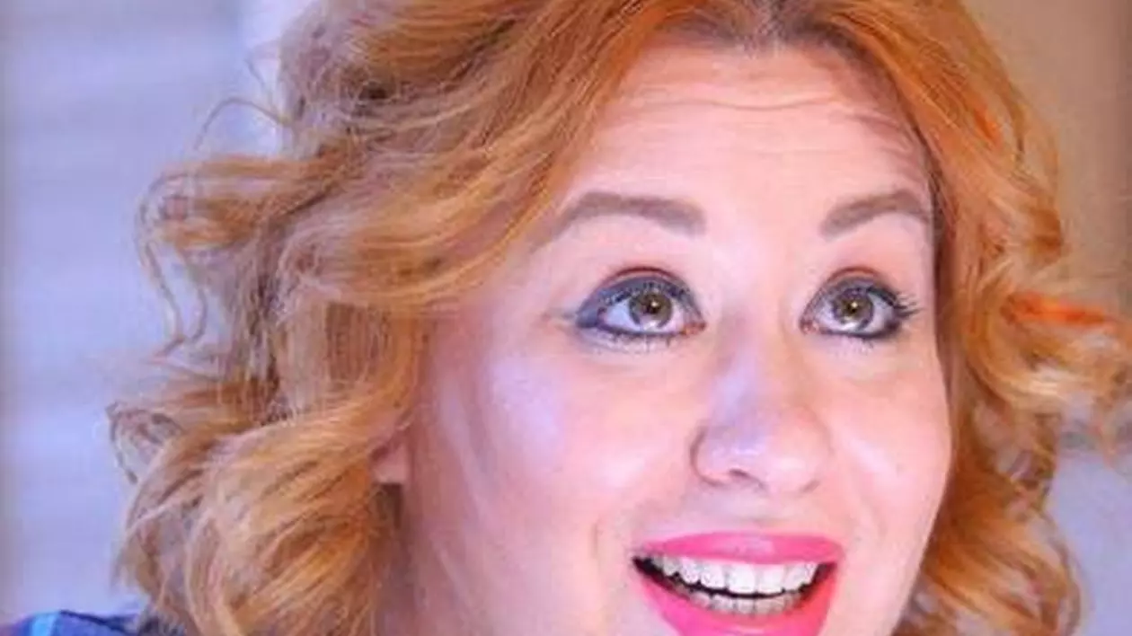 Oana Roman surprinsă cu o mină mirată pe chip