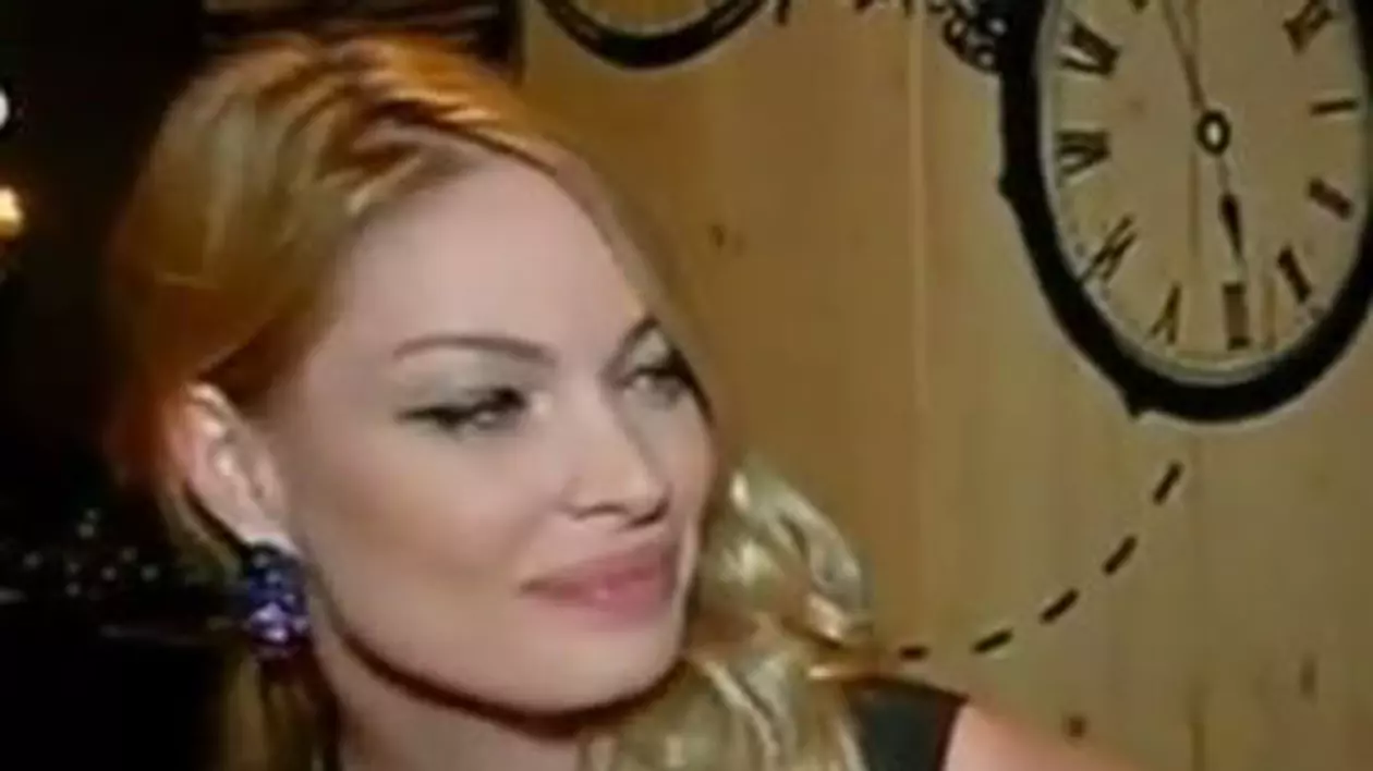 Valentina Pelinel, îmbrăcată în negru la o petrecre, stă pe scaun și acordă un interviu