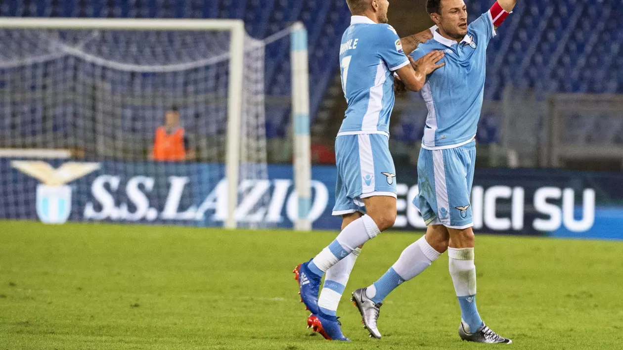 Ștefan Radu (dreapta) a fost felicitat de Immobile pentru golul din partida cu Pescara EPA/CLAUDIO PERI