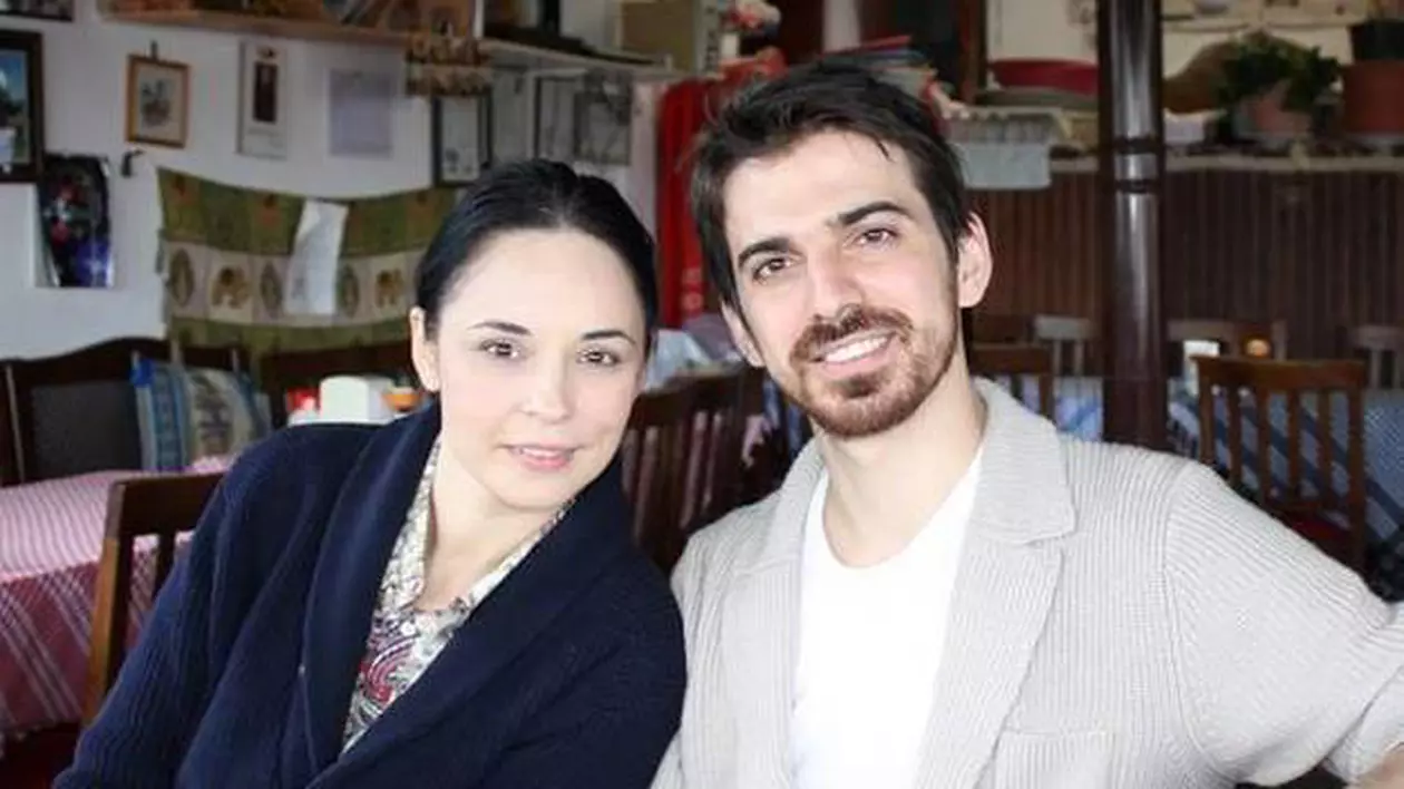 Andreea Marin și Tuncay Ozturk, în vremurile bune, îmbrățișați pe o canapea