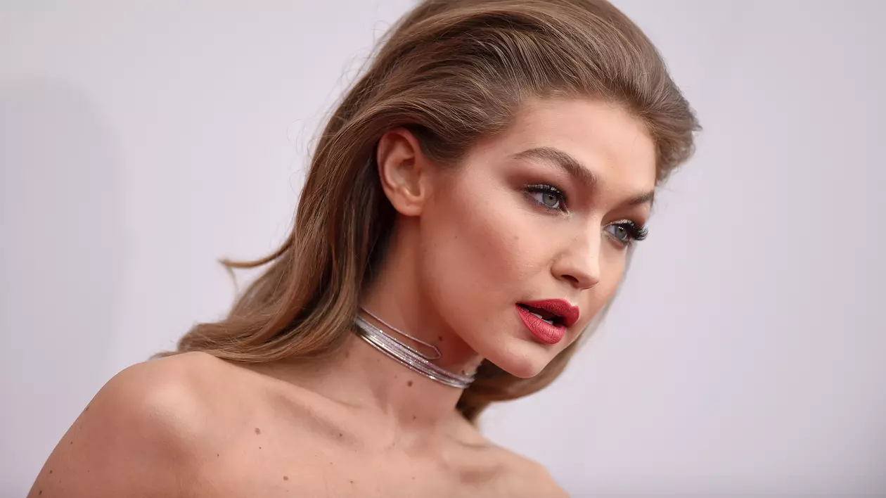 Gigi Hadid a pozat dezbrăcată! Fotografii incendiare cu modelul anului