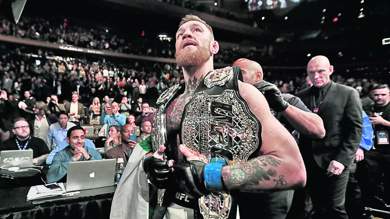 Conor McGregor, cu centura de campion mondial UFC câștigată recent. (FOTO: Agerpres)