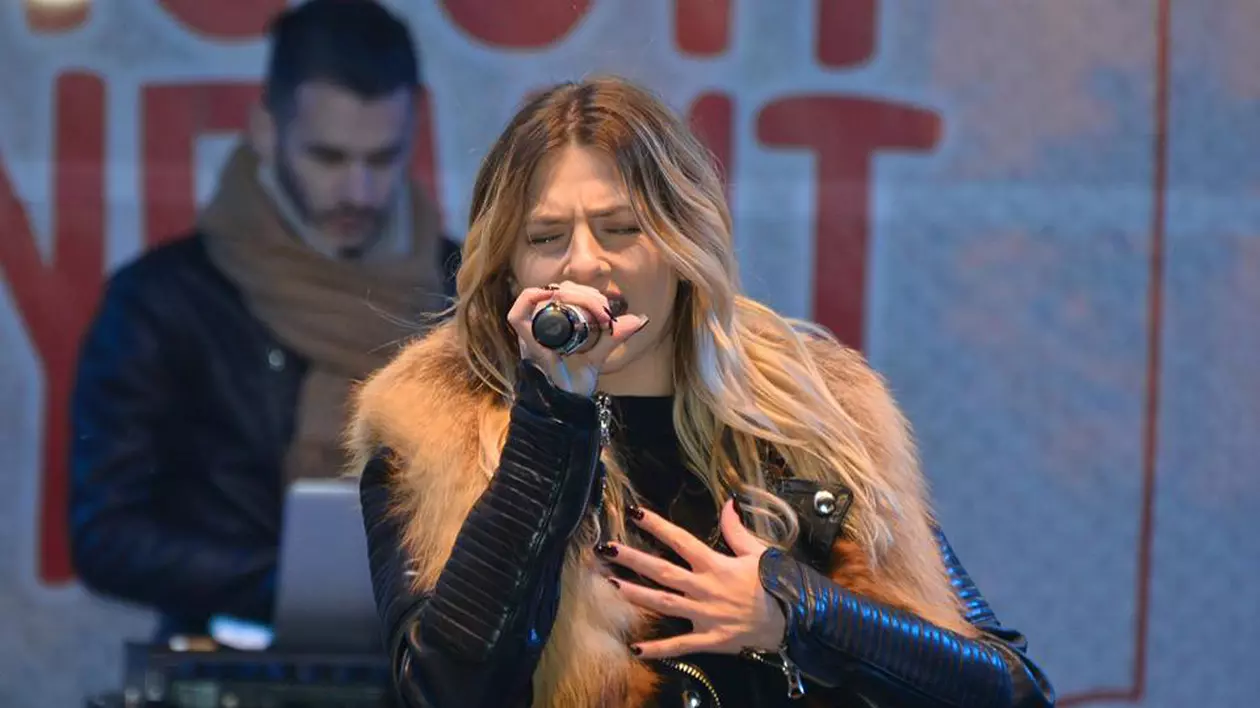 lidia Buble, în timp ce cântă pe scenă la Târgul de Crăciun de la neamț, din decembrie 2016