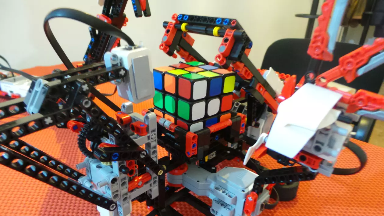 Roboțelul din Lego care știe să rezolve cubul rubic. Invenția spectaculoasă a unui bistrițean creativ