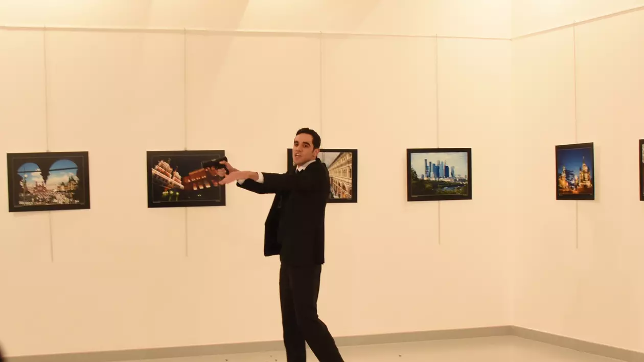 Autoritățile turce vor să afle de asasinul ambasadorului rus la Ankara nu a fost capturat în viață