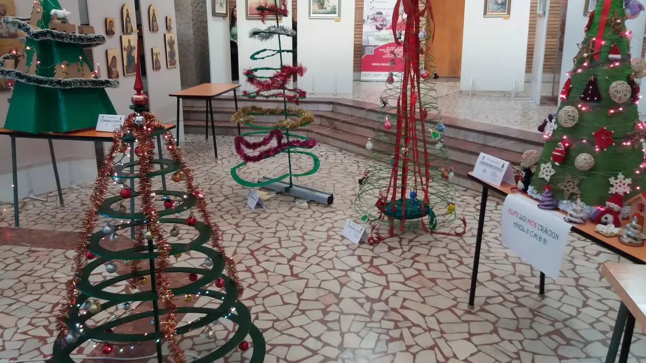 Brazi de Crăciun speciali. Bradul făcut din roți de bicicletă, din plasă de sârmă pentru gard sau din cofraje de ouă sunt creațiile bizare ale inginerilor din Galați