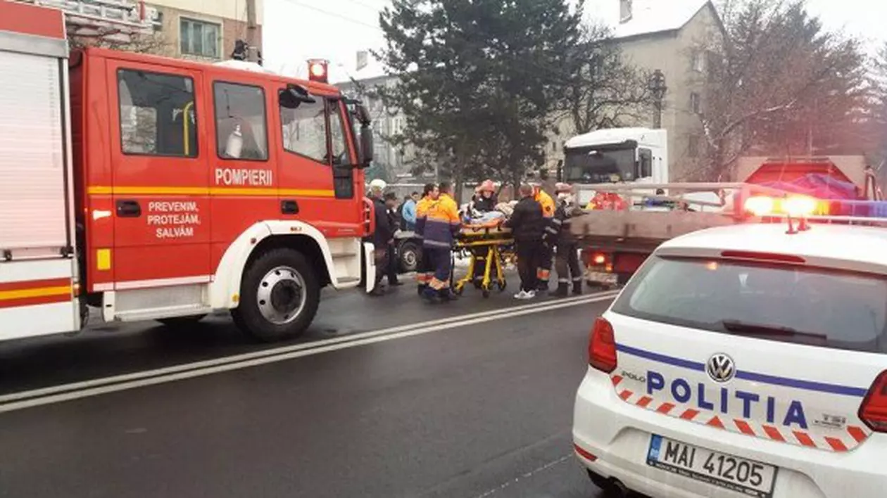 Carambol în Petroșani. Doi pompieri au fost răniți într-un accident în care s-au ciocnit patru mașini