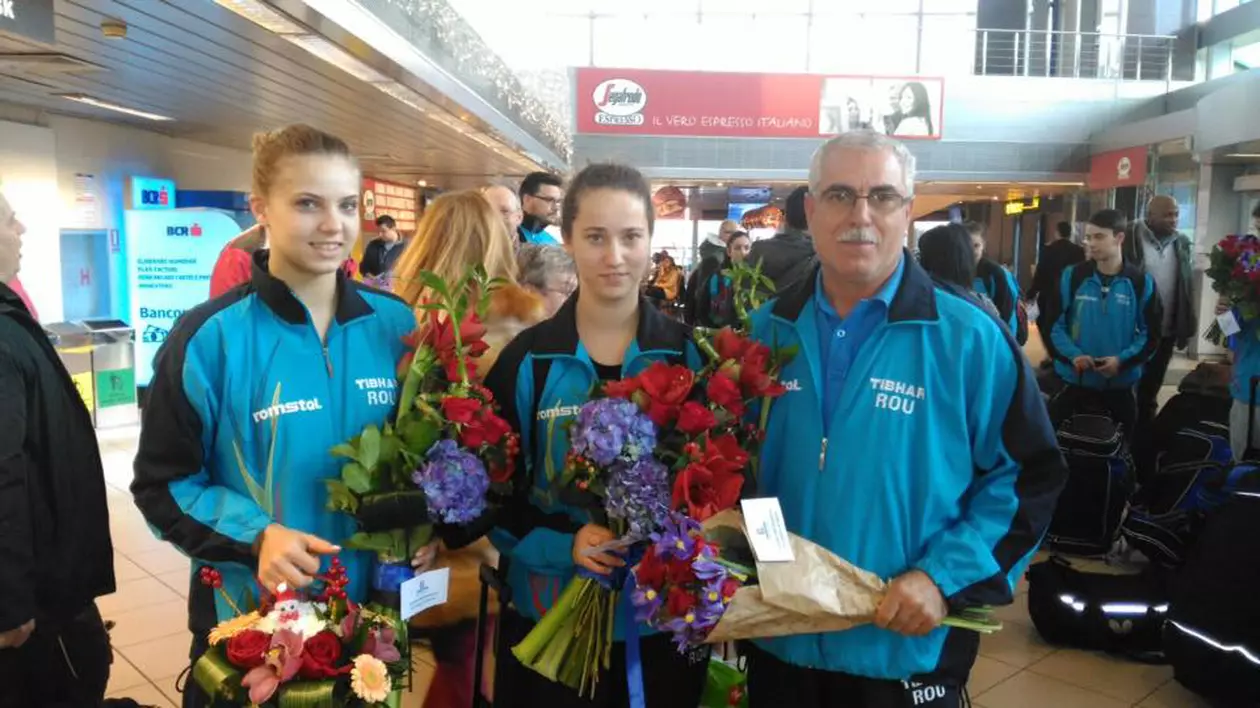 Adina Diaconu (stânga) și Andreea Dragoman, lângă antrenorul care le-a purtat spre succes, Petre Arnăutu FOTO: Facebook FR Tenis de Masă