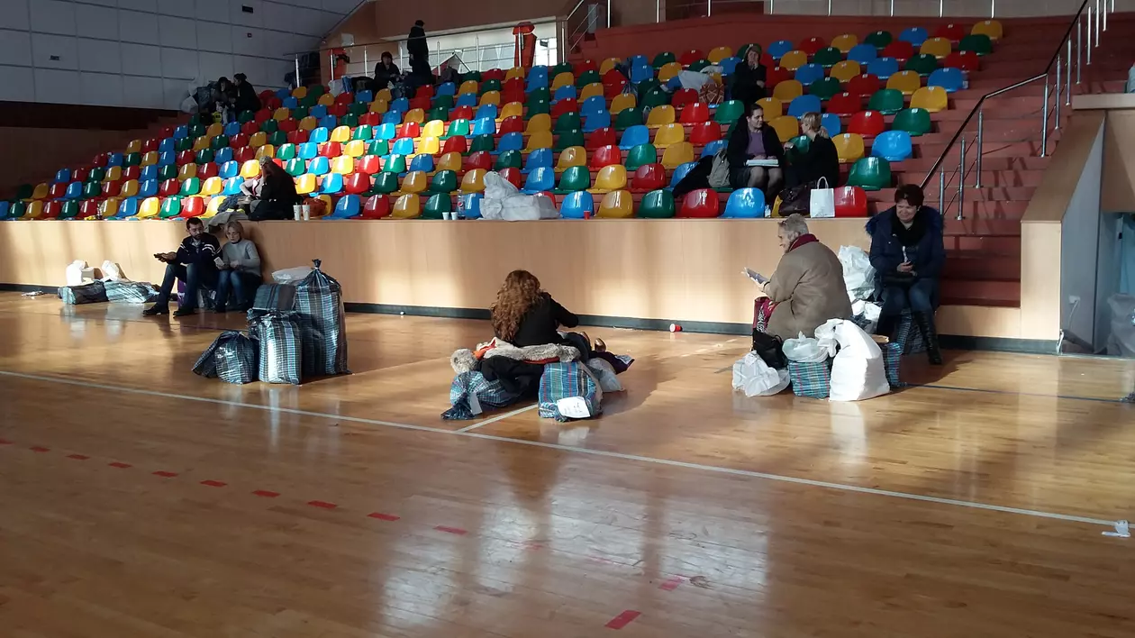 Alegeri parlamentare 2016: dorm pe sacii cu buletinele de vot! Stau la coadă să predea procesele verbale GALERIE FOTO
