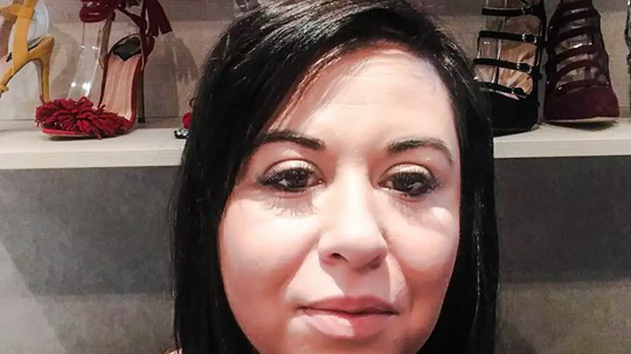 Oana Roman, brunetă, își face un selfie într-o încăpere