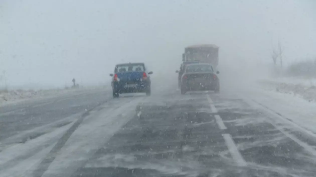 Drumuri închise din cauza viscolului