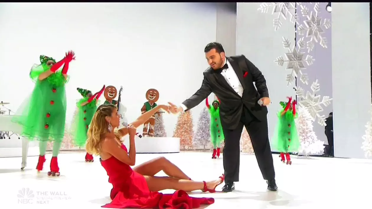 Heidi Klum s-a apucat de cântat. Modelul a debutat cu o căzătură pe scenă | VIDEO