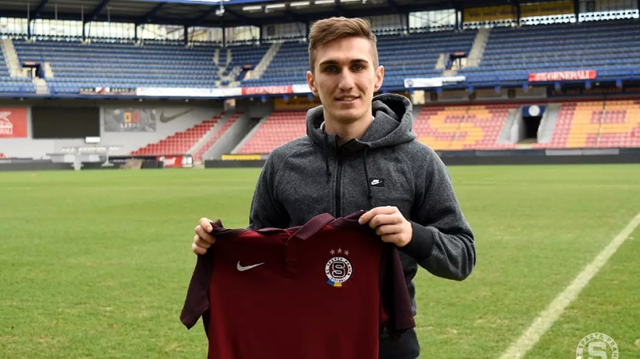 Bogdan Vătăjelu, pozând pentru site-ul lui Sparta Praga cu tricoul formaţiei cehe în mâini. (FOTO: sparta.cz)