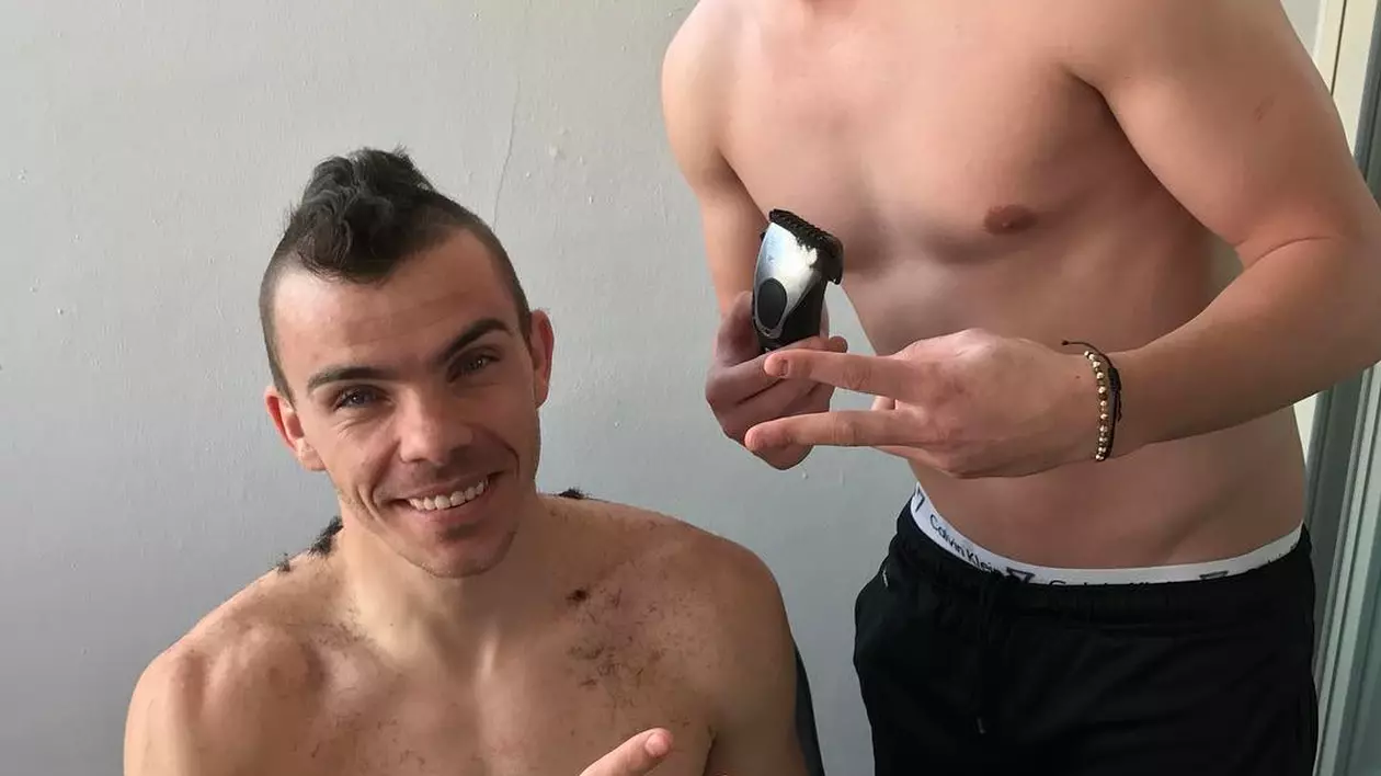 Frizerul Steliano Filip. Fundașul stânga l-a tuns pe Dan Nistor în cantonamentul din Spania. Reacția soției când și-a văzut bărbatul cu creastă