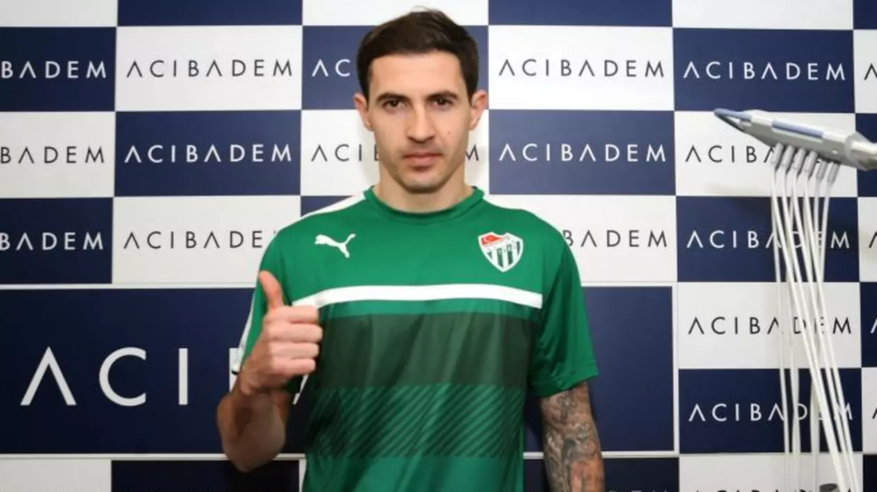 Bogdan Stancu s-a transferat la Bursaspor. Tricolorul a pozat optimist în tricoul noii sale echipe