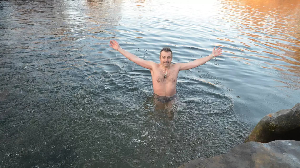 A înotat la - 13 grade Celsius. Un bărbat din Deva a făcut baie în apa rece ca gheață a Streiului