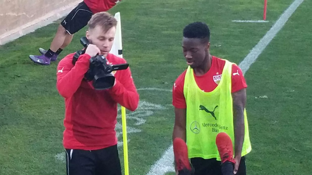 Alexandru Maxim face pe cameramanul în cantonamentul lui VfB Stuttgart. Tricolorul, titular în amicalul cu Duisburg | GALERIE FOTO