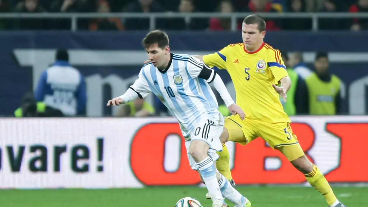 Lionel Messi (la minge) este urmărit de Alex Bourceanu în timpul amicalului România - Germania (0-0) disputat în 2014, pe Arena Națională din București (FOTO: Gabriel Pătruț)