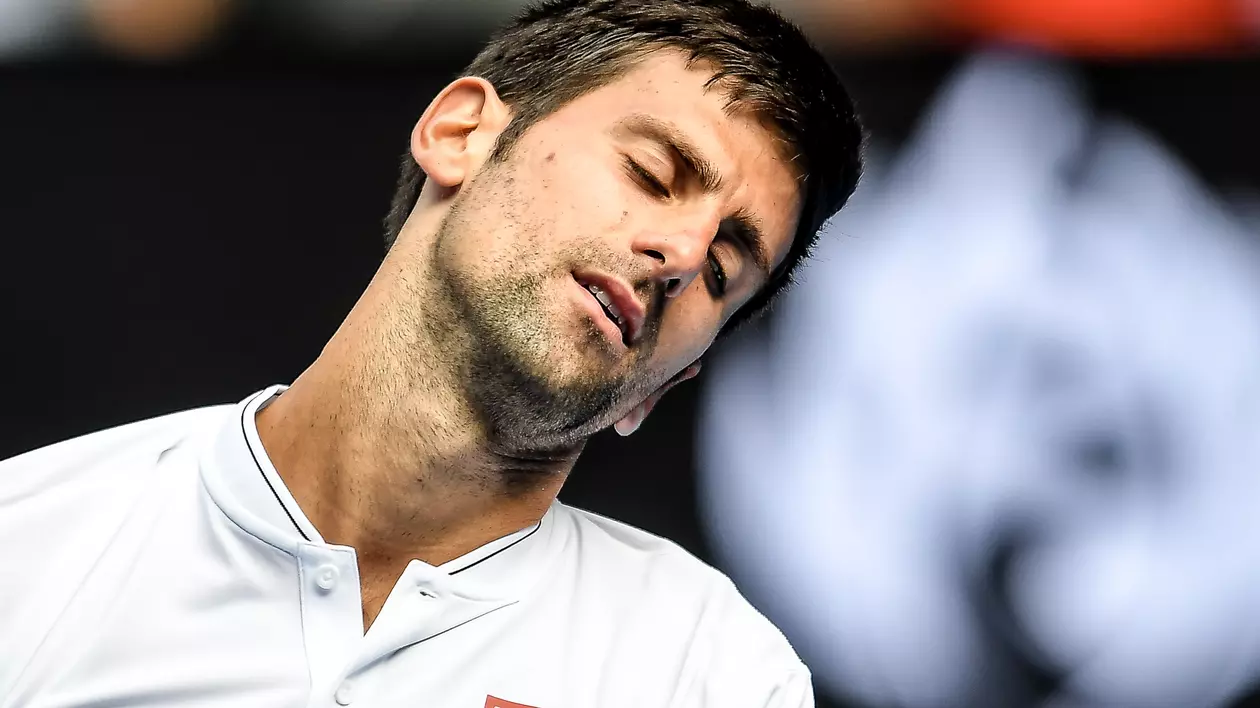 Novak Djokovic reacționează dezamăgit în timpul meciului cu Denis Istomin de la Australian Open 2017. (FOTO: EPA)