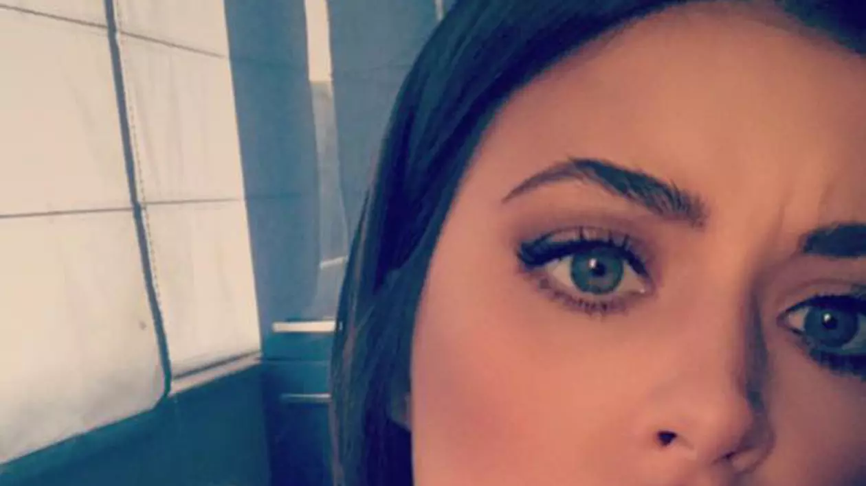 Antonia mimează tristețea în timp ce își face un selfie