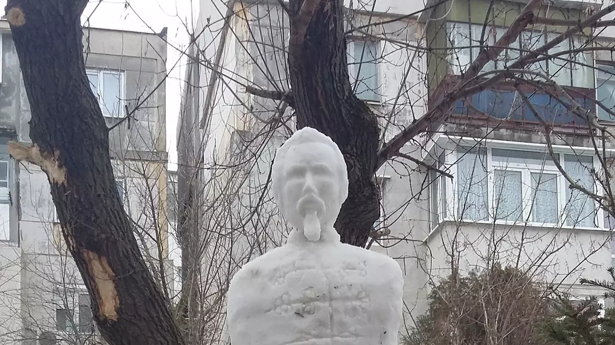 L-a sculptat pe Cuza, din zăpadă, în spatele blocului GALERIE FOTO