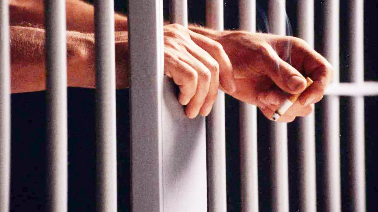 Angajații din penitenciare au de recuperat un milion de ore suplimentare. Deținut în spatele unor bare