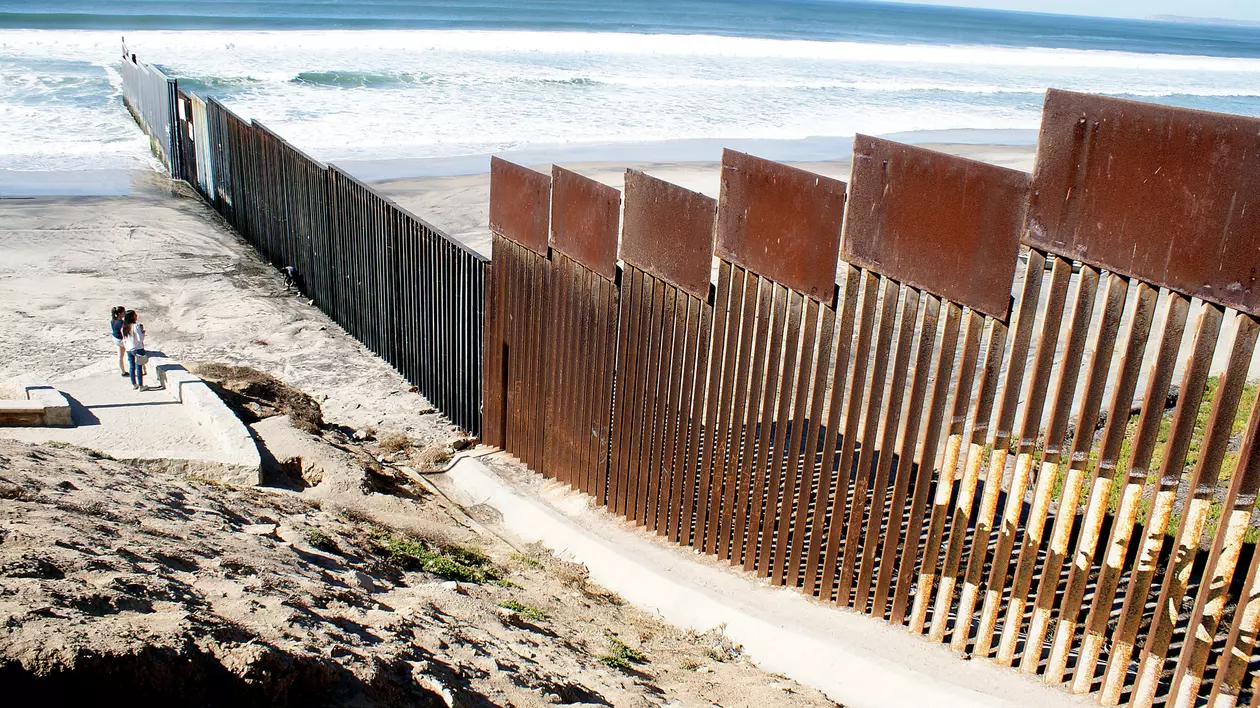 Trump vrea zid cu panouri solare la granița cu Mexic