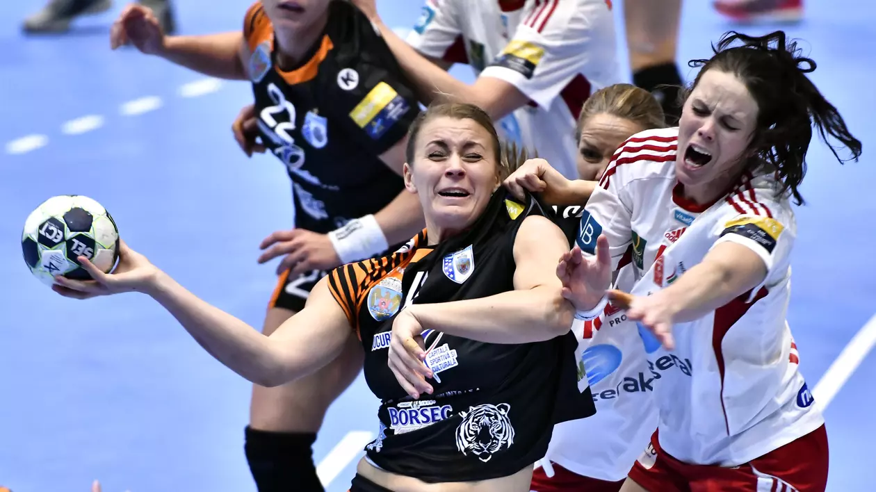 Isabelle Gullden (în tricou negru) a marcat 6 goluri pentru CSM București în meciul cu Larvik (26-26), din prima etapă fazei grupelor principale a Ligii Campionilor la handbal feminin, ediția 2016-2017. (FOTO: HEPTA)