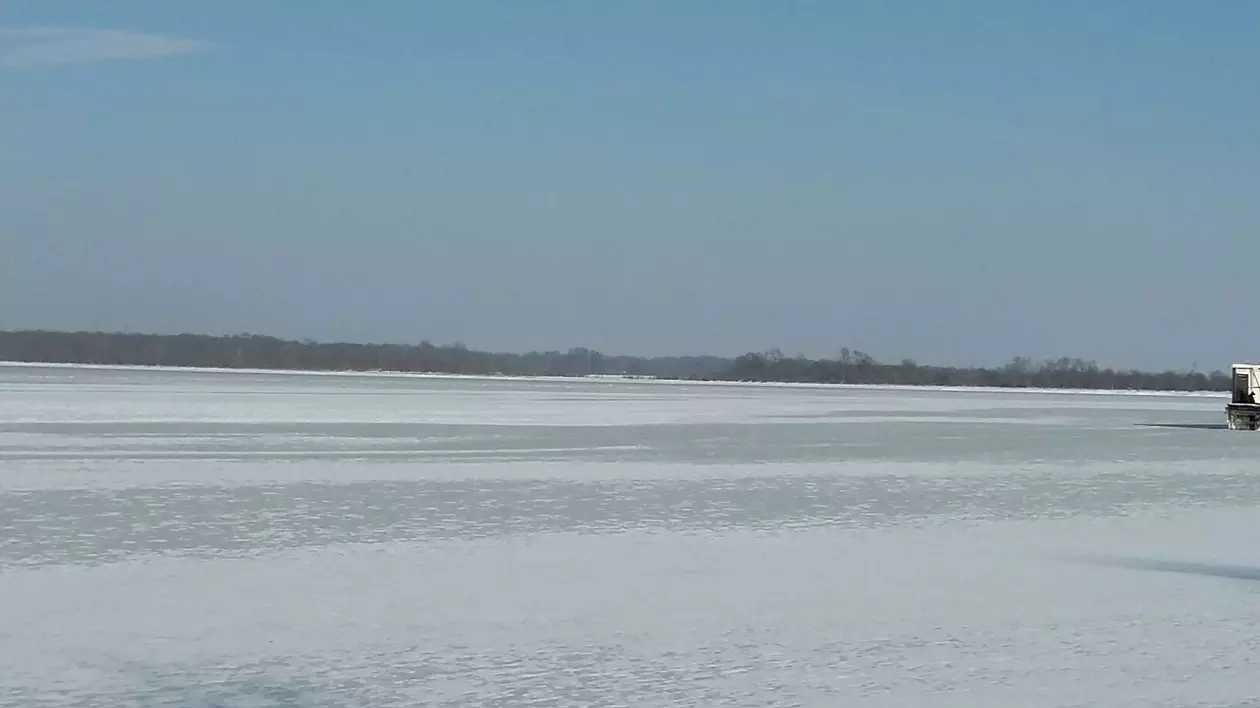 Lacul Sărat din Brăila a înghețat din cauza gerului / GALERIE FOTO