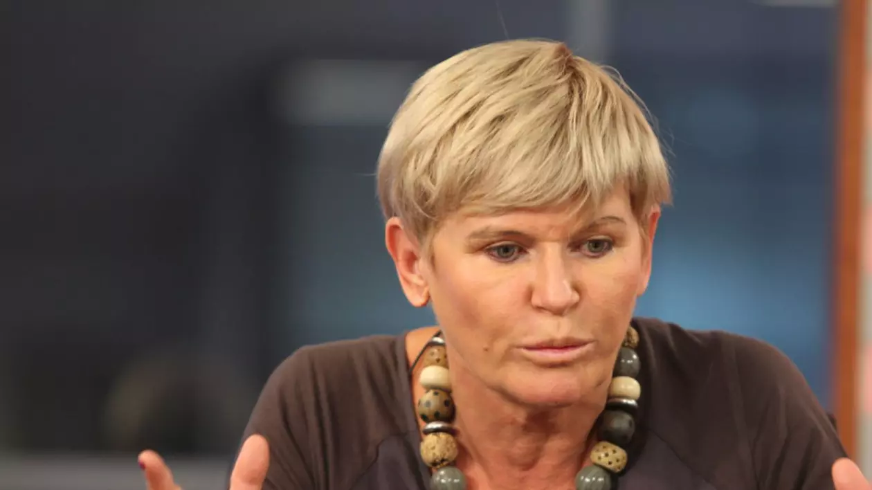Monica tatoiu gesticulează în platoul unei emisiuni tv