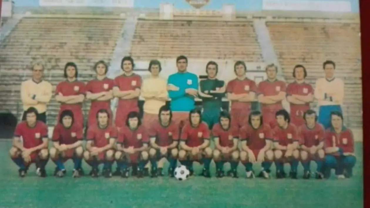 Adrian Ionescu (al treilea din stânga, pe rândul de sus) a jucat în Ghencea alături de legende precum Marcel Răducanu, Rică Răducanu, Liță Dumitru, Iordănescu etc