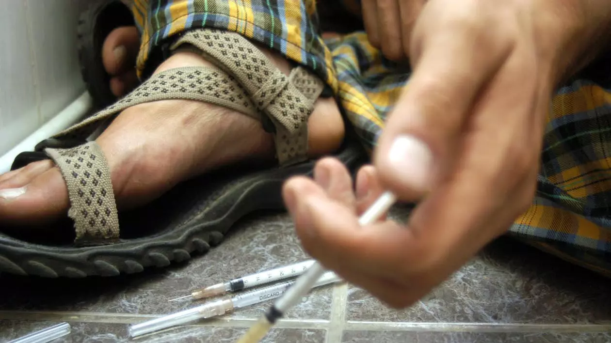 Consumul de droguri în România. Orășenii cu studii superioare sunt în top. Canabisul este drogul preferat al tuturor. Heroina și cocaina aproape au dispărut