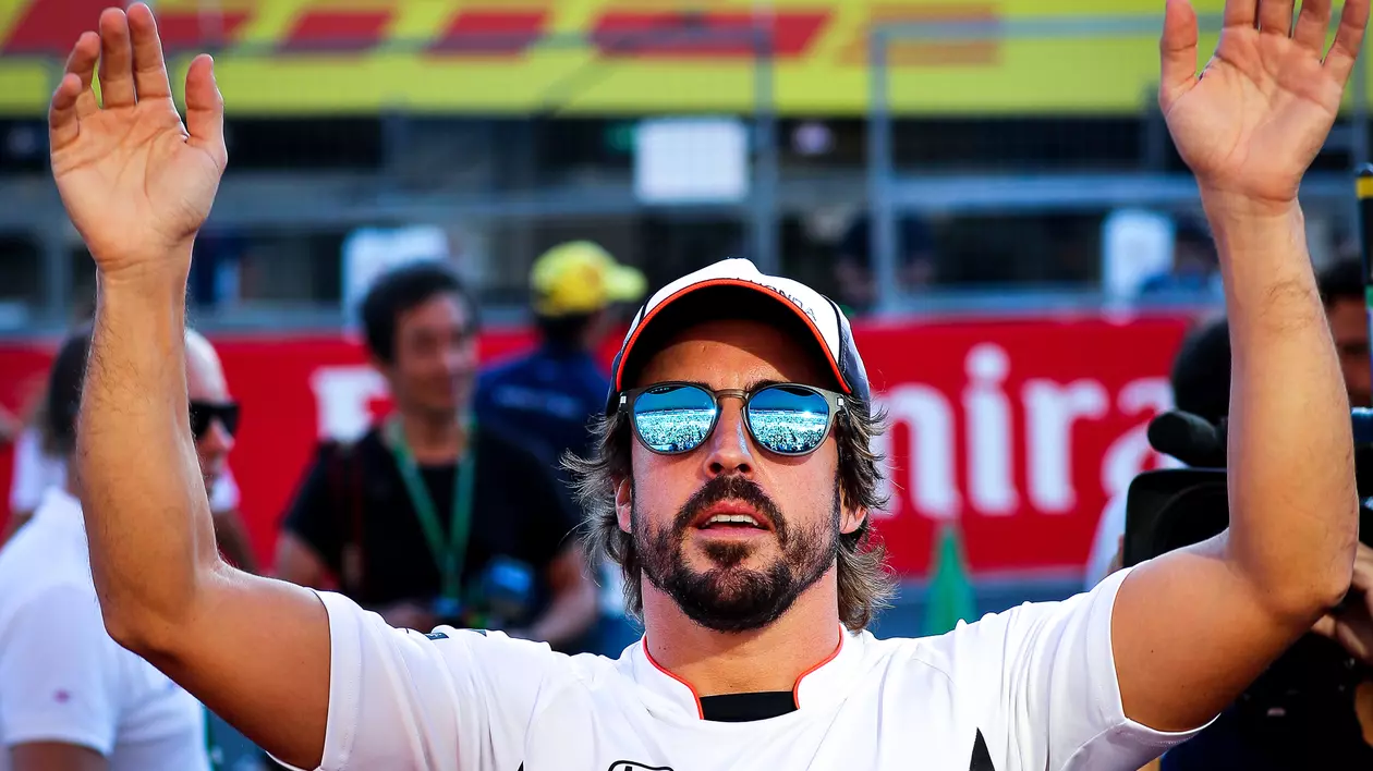 salariile din Formula 1 - Fernando Alonso salută publicul, după o cursă de Formula 1. (FOTO: EPA)