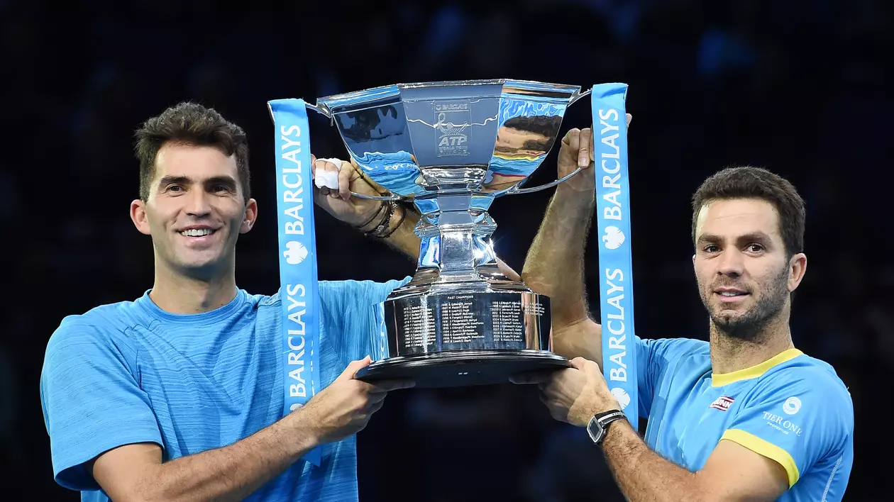 Horia Tecău (stânga) și Jean-Julien Rojer ridică trofeul câștigat la Turneul Campionilor, ediția 2015. (FOTO: EPA)